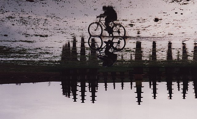 un vélo roule dans le ciel